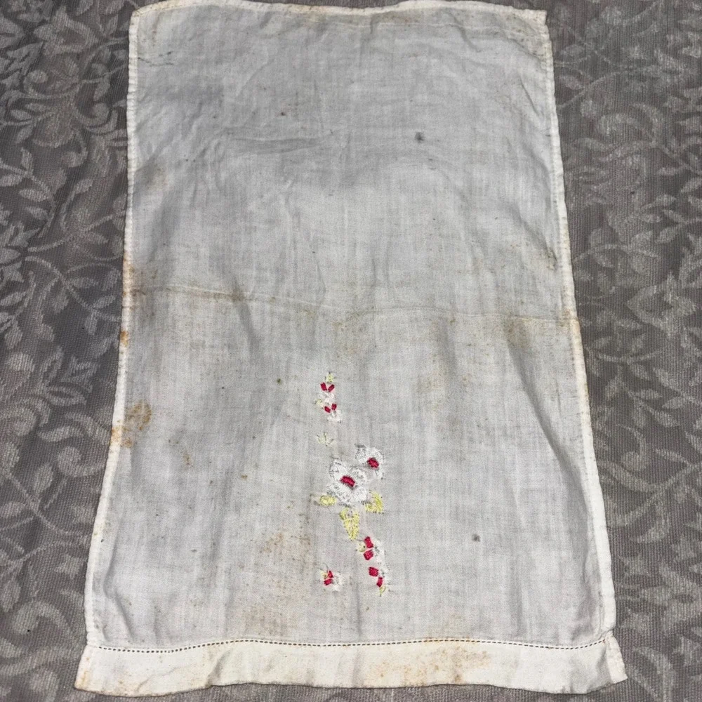 Vintage‎ Hand Embroidered Floral White Linen Guest Towel Dresser Scarf 18x11
